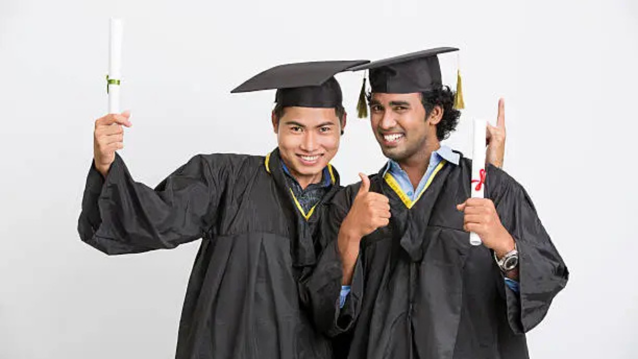 Internship vs Full-Time Job: What's Better for Fresh Graduates?